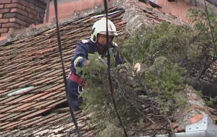 Zeci de soferi blocati in Capitala, dupa precipitatiile record. Sfaturile expertilor in cazul situatiilor cu strazi inundate