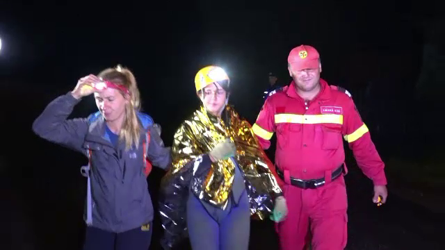 Cele 11 persoane blocate in pestera Huda lui Papara, scoase la suprafata dupa sapte ore. Filmul operatiunii de salvare