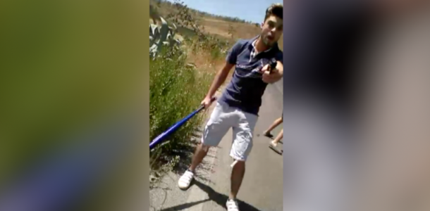 Migranti batuti cu bate de baseball de trei barbati in Sicilia. Atacul a fost filmat de o victima cu telefonul. VIDEO
