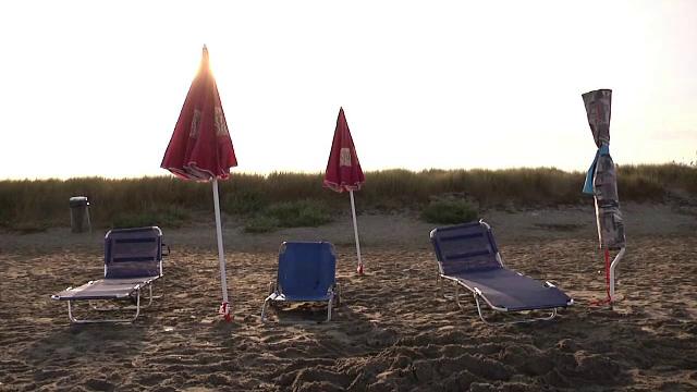 Obicei vechi de decenii pe plaje, "taxat" acum in Italia. Cu cat sunt amendati cei care isi pastreaza locul lasand prosopul