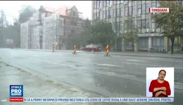 Ploi torentiale si vijelii in mai multe orase, traficul a devenit o povara. Cateva acoperisuri, distruse de copaci cazuti