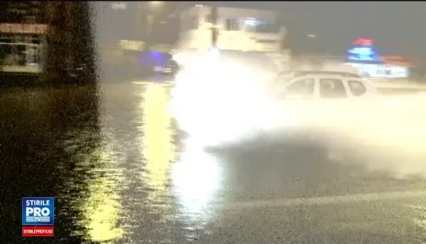 Zeci de soferi blocati in Capitala, dupa precipitatiile record. Sfaturile expertilor in cazul situatiilor cu strazi inundate