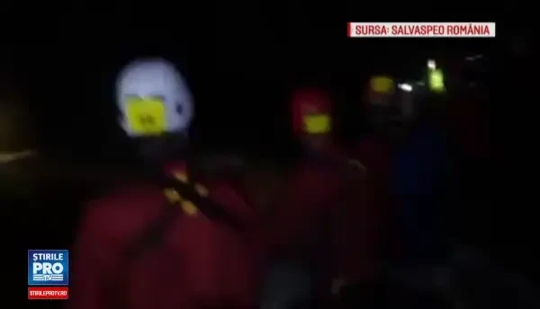 Cele 11 persoane blocate in pestera Huda lui Papara, scoase la suprafata dupa sapte ore. Filmul operatiunii de salvare