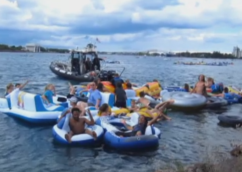 Se distrau pe saltele pe un rau in America, dar curentii i-au dus in Canada. Paza de coasta i-a inconjurat imediat