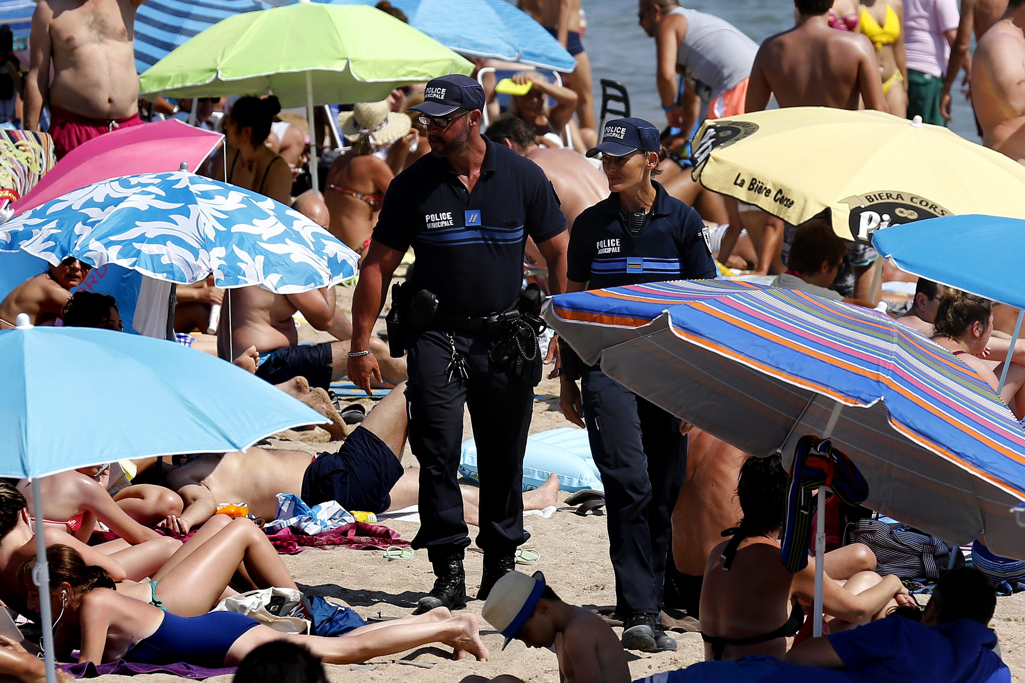 O femeie musulmana, obligata de politisti sa isi dea jos costumul burkini. Scenele surprinse pe plaja, in Nisa