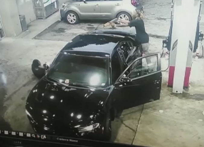 Schimburi de focuri intr-o benzinarie din Atlanta, intre doi barbati. Iubita unuia dintre ei, ranita de un glont