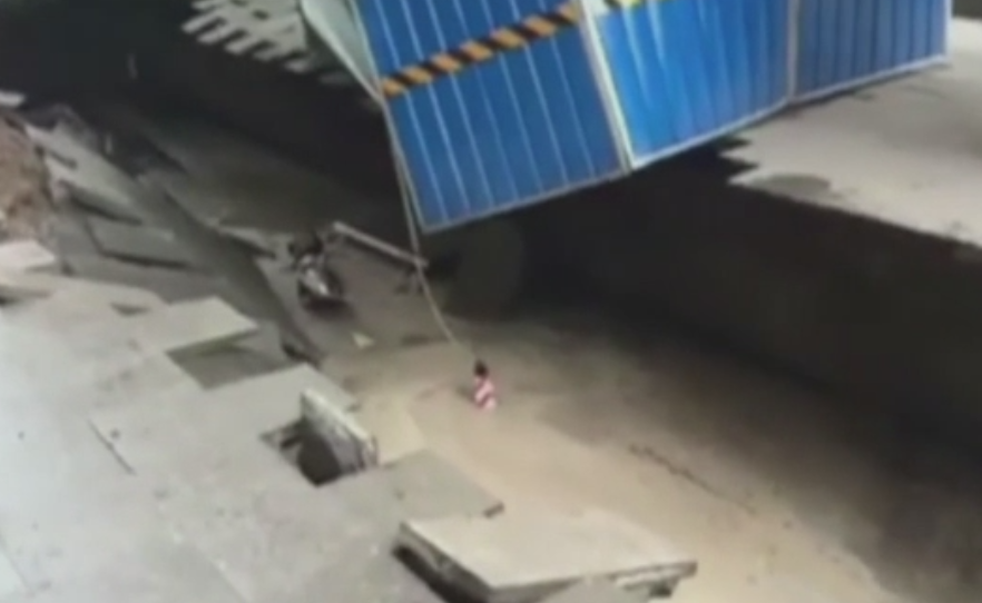 O groapa uriasa aparuta din senin intr-un trotuar "a inghitit" cativa pietoni. Momentul in care asfaltul s-a surpat, filmat