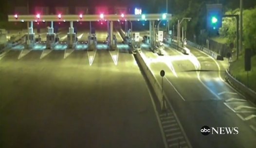 Momentul in care cutremurul devastator a lovit centrul Italiei, surprins de camerele de supraveghere din trafic. VIDEO