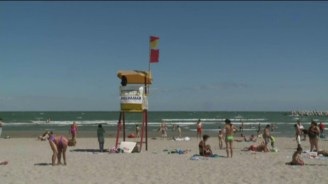 38 de oameni s-au inecat in acest sezon pe litoral. Turist: "Cheltuiesc 20 de milioane sa stau in apa pana la glezne?!"