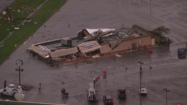 Doua tornade au facut prapad in statul american Indiana. Momentul in care furtuna pune la pamant o cafenea. VIDEO