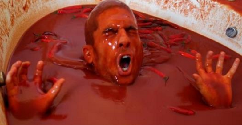 Experimentul unui star de pe Youtube. Reactia sa dupa ce a intrat intr-o cada plina cu sos picant