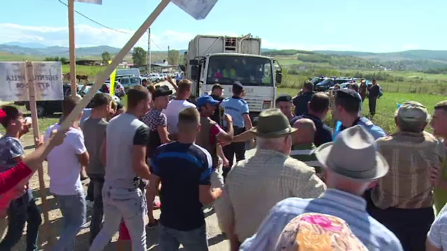 Groapa de gunoi de 36 mil. euro ii exaspereaza pe oamenii dintr-un sat din Bistrita. De ce au iesit in strada