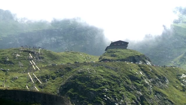 Cel mai frumos drum din Romania, sufocat de gunoaie. Reactia unui turist din Germania: "Sa ma scuzati ca zic asta"