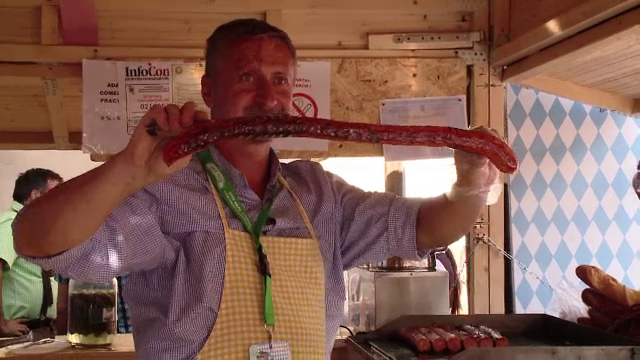 10 zile de bere si voie buna, la OktoberFest, in Brasov. Carnatii la metru, atractia festivalului