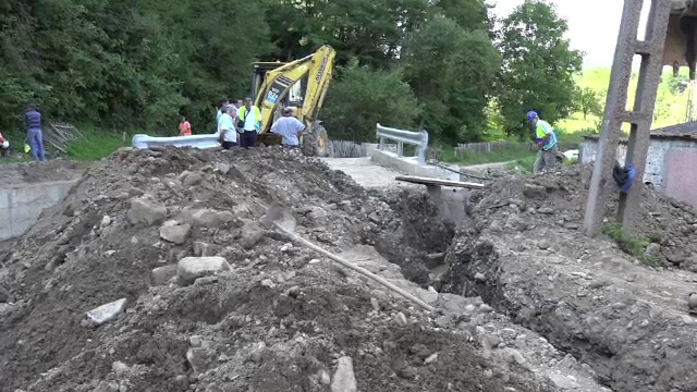 Barbat din Alba, mort dupa ce un mal de pamant s-a surpat peste el. Colegii si medicii nu l-au putut salva