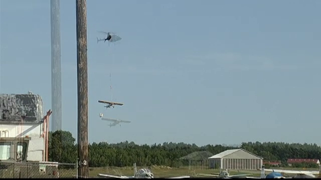 Misiune de salvare speciala, in SUA. Un avion a zburat legat de un elicopter, dupa o aterizare de urgenta