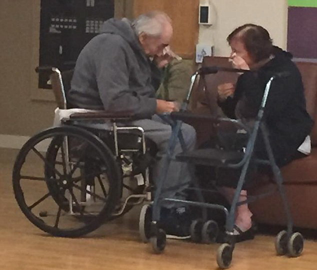 Momentul sfasietor in care un cuplu isi ia ramas bun dupa 62 de ani de casnicie. De ce au fost fortati sa se desparta