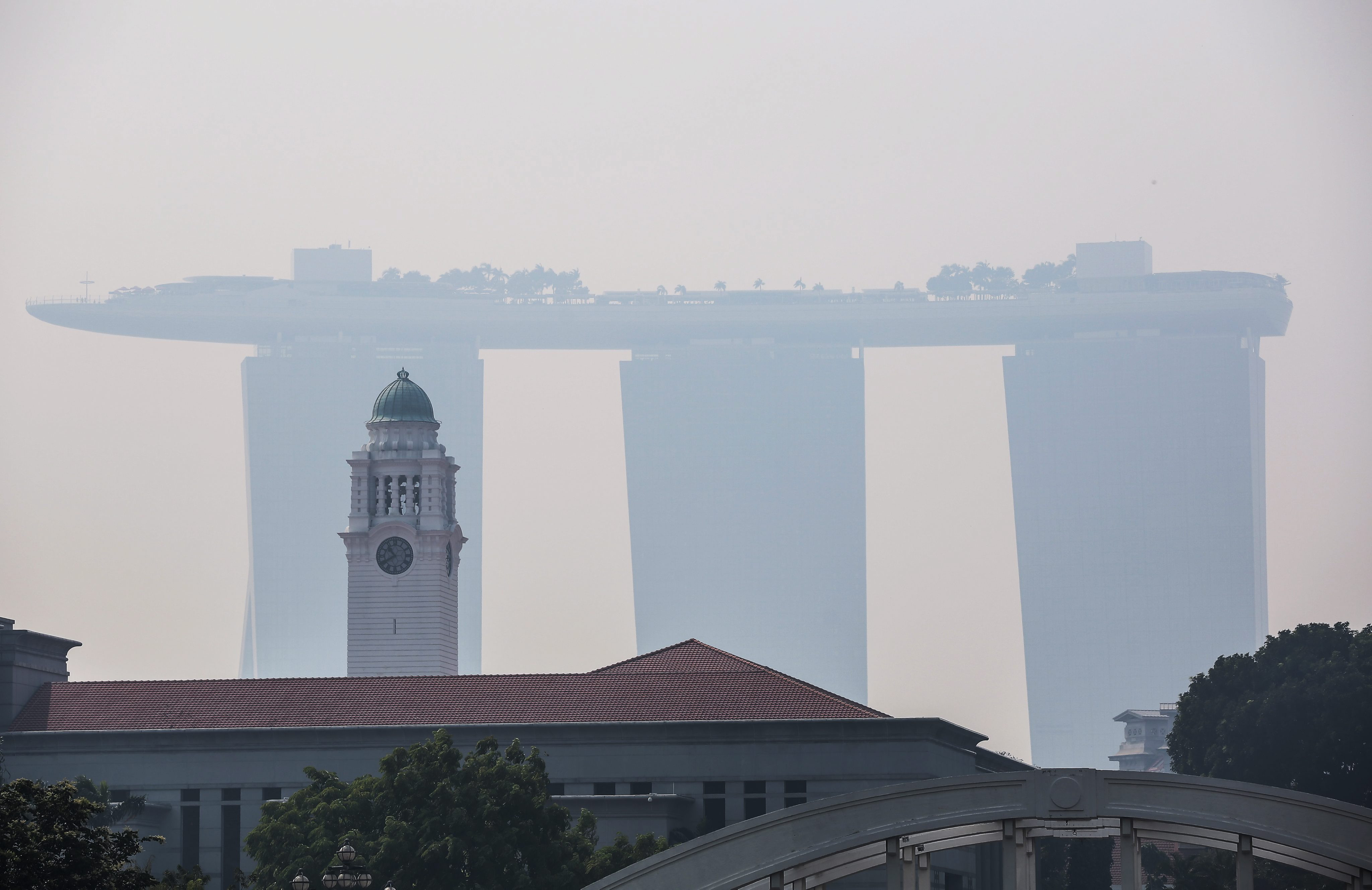 Situatie ingrijoratoare in Singapore, din cauza poluarii. Orasul este acoperit de un nor de fum inecacios