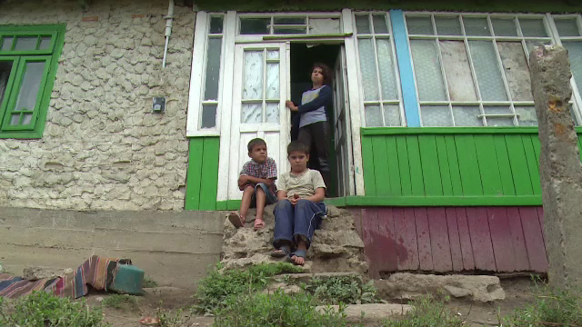 O femeie cu handicap, impreuna cu cei 4 copii ai ei, isi duc viata dupa o zi pe alta. Copiii sunt orfani de tata