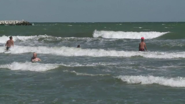 Salvamarii sunt în alertă. Un bărbat și o adolescentă au fost aduși la mal în ultima clipă, în Jupiter