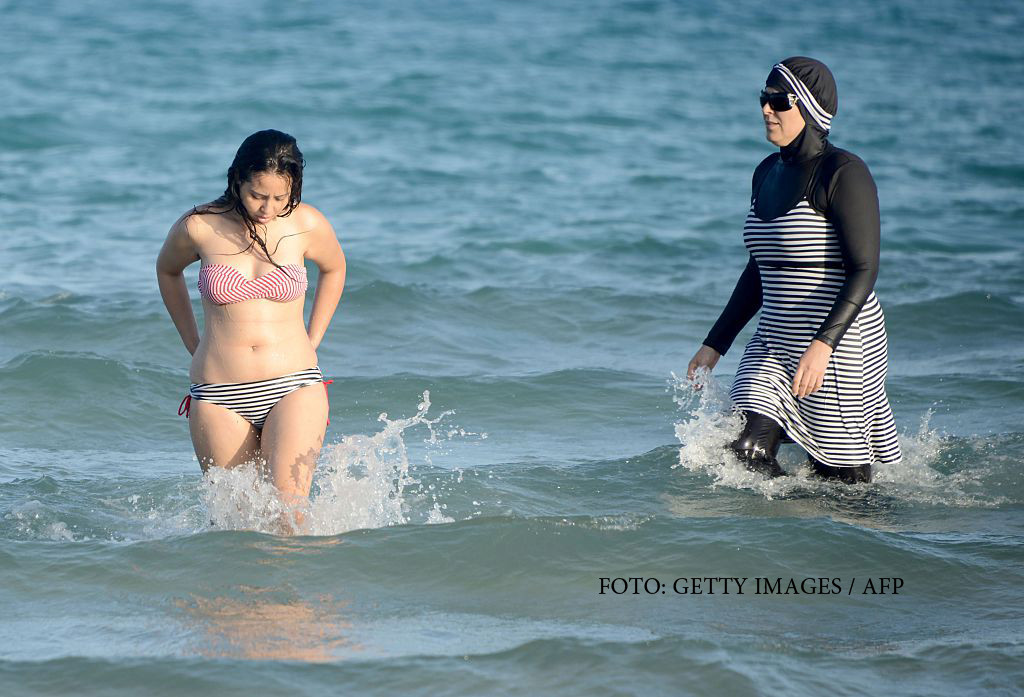 Costumul de baie musulman "burkini" dezbina Franta. Primarii refuza sa aplice decizia instantei supreme