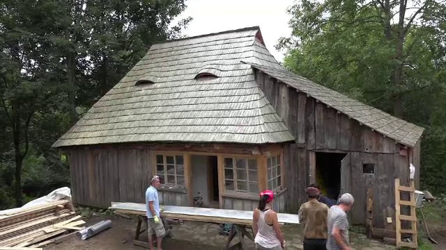 Zece cladiri traditionale din Rosia Montana salvate de la ruina de voluntari. In ce consta programul "Adopta o casa"