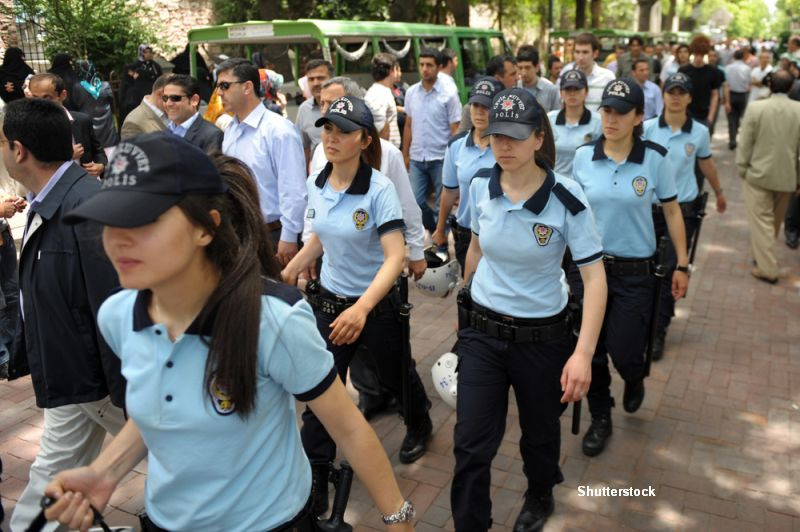 Politistele din Turcia au primit dreptul de a purta valul islamic la serviciu. Singura conditie care trebuie indeplinita