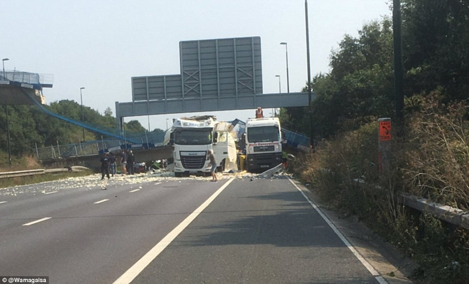 Un pod s-a prabusit pe o autostrada din Marea Britanie, dupa ce un excavator a intrat in el. Imaginile surprinse de martori