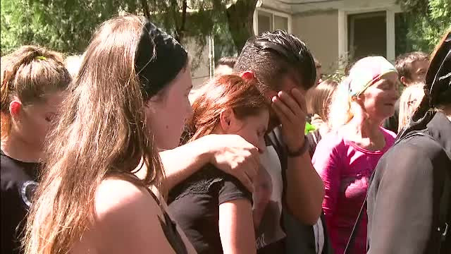 Sute de oameni l-au condus pe ultimul drum pe Bubu, suporterul dinamovist: "Nu trebuie sa ne batem joc de copiii nostri"