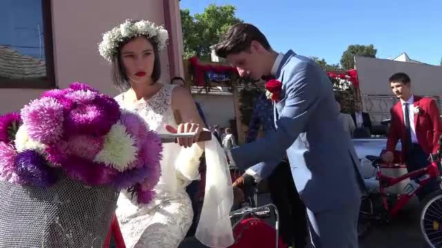 Tinerii designeri din Targu Mures care au vrut sa aiba parte de o nunta speciala. Cum au ajuns la ceremonie