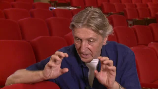 Cel mai cunoscut regizor roman de teatru si opera in strainatate revine la Opera Bucuresti, cu superproductia "Vaduva vesela"