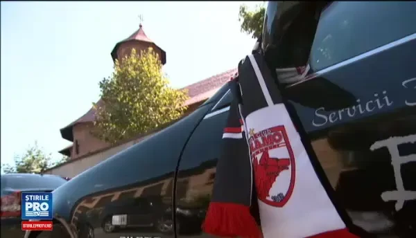 Sute de oameni l-au condus pe ultimul drum pe Bubu, suporterul dinamovist: Nu trebuie sa ne batem joc de copiii nostri