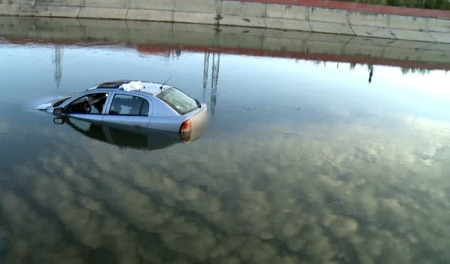 Accident spectaculos in Capitala. O femeie a plonjat cu masina in Dambovita, a iesit singura din vehicul si a plecat acasa