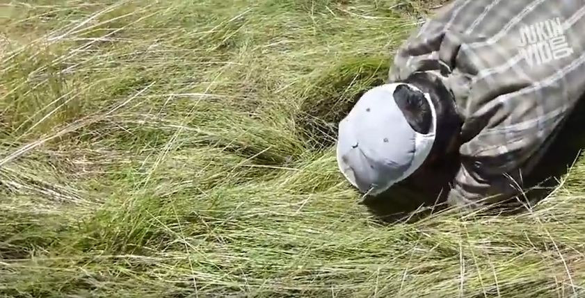 Au auzit sunete dintr-o groapa si au sarit imediat sa il salveze. Imagini incredibile filmate in Spania. VIDEO