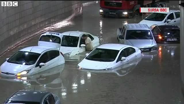 Inundatii in capitala Turciei. Mai multe masini au ramas blocate intr-un pasaj din Ankara, dupa o ploaie puternica
