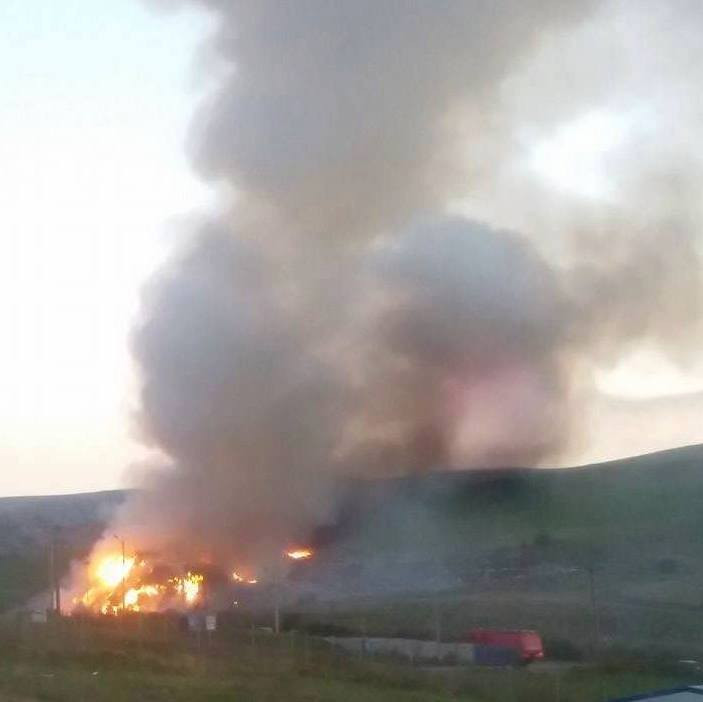 Incendiu puternic langa municipiul Cluj-Napoca. O groapa de gunoi a luat foc, iar pompierii intervin cu 4 autospeciale