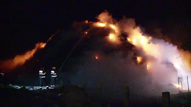 20 de pompieri s-au luptat 4 ore pentru a stinge incendiul de la groapa de gunoi din Cluj. Cineva ar fi dat foc intentionat