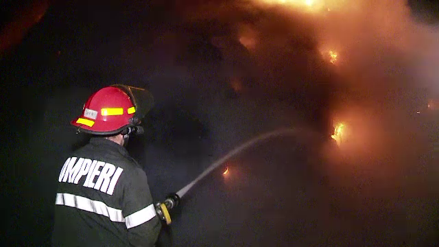 O femeie a murit dupa ce s-a aruncat de la etajul 4 al unui bloc cuprins de un incendiu, in Buhusi. Cauza flacarilor