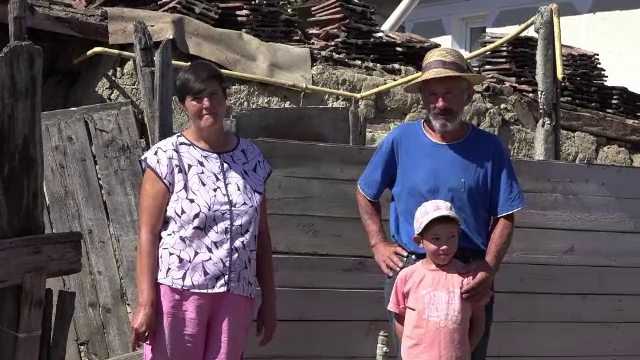 Isi cresc singuri nepotul intr-o casa distrusa aproape complet de inundatii. Cum il puteti ajuta sa mearga la scoala