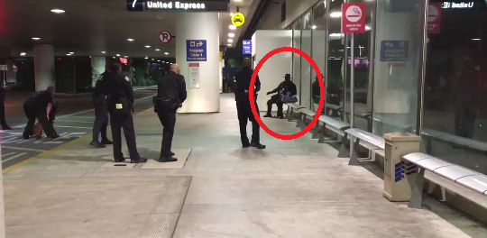 Alarma falsa pe aeroportul din Los Angeles. Un barbat costumat in Zorro, arestat dupa ce pasagerii au auzit "focuri de arma"