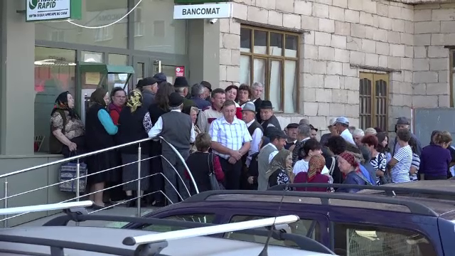 Protest in fata CEC Bank din Zlatna. Oamenii pagubiti de doua surori angajate cer dreptate. "Sunt lefter, sunt pe drumuri"