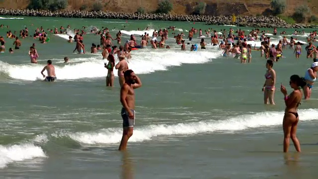 "Litoralul pentru Toti". Cum puteti sta la mare o saptamana, cu aceiasi bani pe care ii plateati pentru o zi in varf de sezon