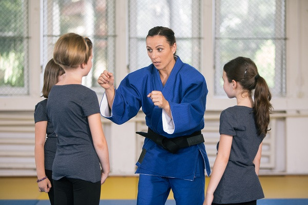 (P) De ce renunta fetele la sport?