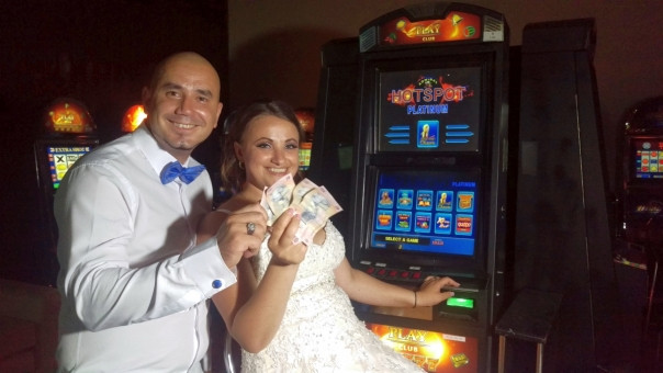 Mireasa din Iasi furata in noaptea nuntii si dusa la pacanele. Cati bani a castigat dupa ce a bagat 5 lei in aparat