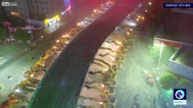 Metoda prin care chinezii au reusit sa darame un pasaj intreg intr-o singura noapte. Au avut nevoie de 116 excavatoare