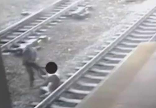 Un politist din New Jersey a salvat in ultimul moment un om care voia sa se arunce in fata trenului. Ce a povestit agentul