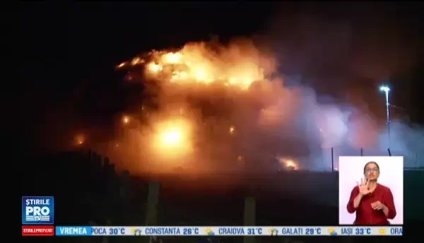 20 de pompieri s-au luptat 4 ore pentru a stinge incendiul de la groapa de gunoi din Cluj. Cineva ar fi dat foc intentionat