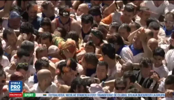 A inceput La Tomatina, celebrul festival spaniol in care participantii se bat cu rosii. Sarbatoarea ne trece prin sange