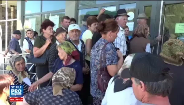 Protest in fata CEC Bank din Zlatna. Oamenii pagubiti de doua surori angajate cer dreptate. Sunt lefter, sunt pe drumuri