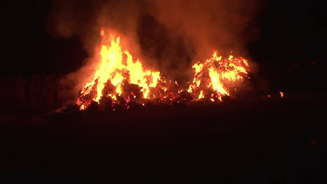 Un incendiu puternic a distrus 30 de tone de furaje, in judetul Botosani. Focul ar fi fost pus intentionat